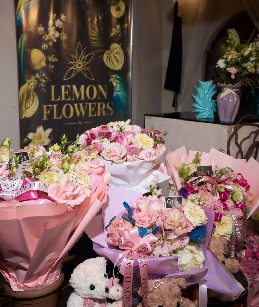 Стенд Lemon Flowers: букеты в розовой упаковке